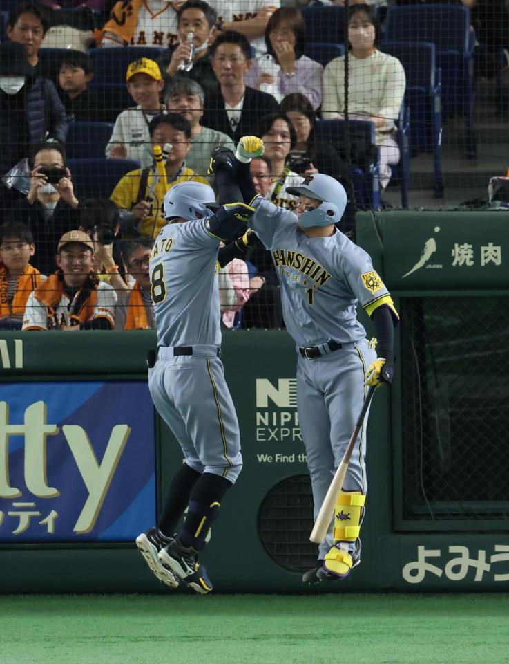 8000号HR】#佐藤輝明 選手が球団通算8000号のメモリアルアーチ