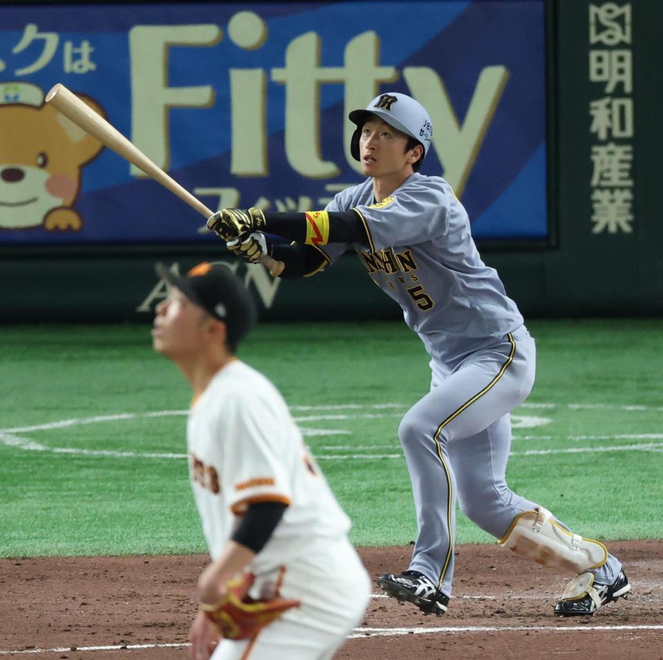 ３回、右越え２ランを放つ近本（撮影・金田祐二）