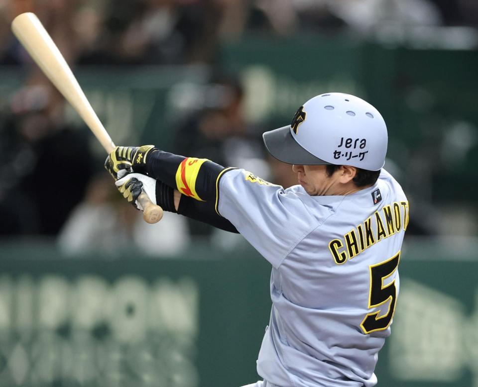 ３回、ライトへ勝ち越し２ランを放つ近本（撮影・中田匡峻）