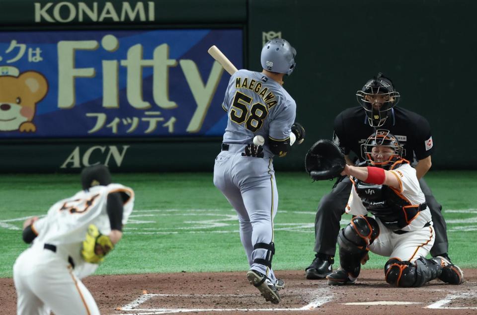 ７回、死球を受ける前川（投手・高梨）＝撮影・金田祐二