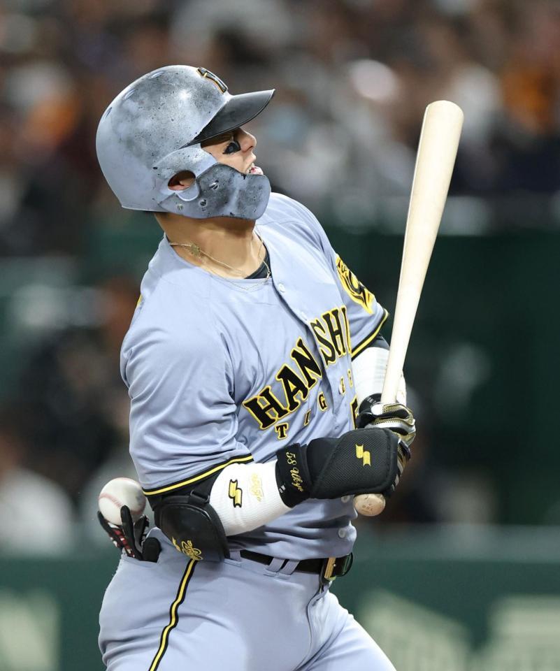 ７回、死球を受ける前川（撮影・中田匡峻）