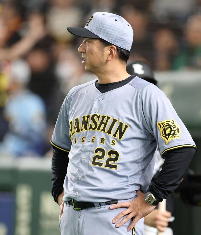 ７回、前川が死球を受け厳しい表情を見せる藤川監督（撮影・中田匡峻）