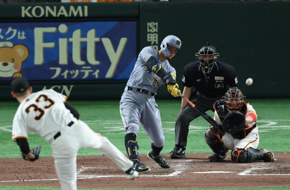 ８回、左越えソロを放つ佐藤輝（撮影・金田祐二）