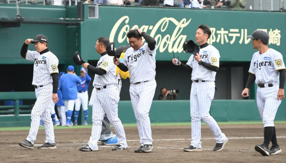　中日と引き分けに終わり、グラウンドを引き揚げる平田２軍監督（左）＝撮影・西田忠信