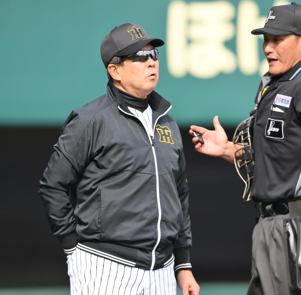 ７回を終え、選手交代を告げる平田２軍監督（撮影・西田忠信）