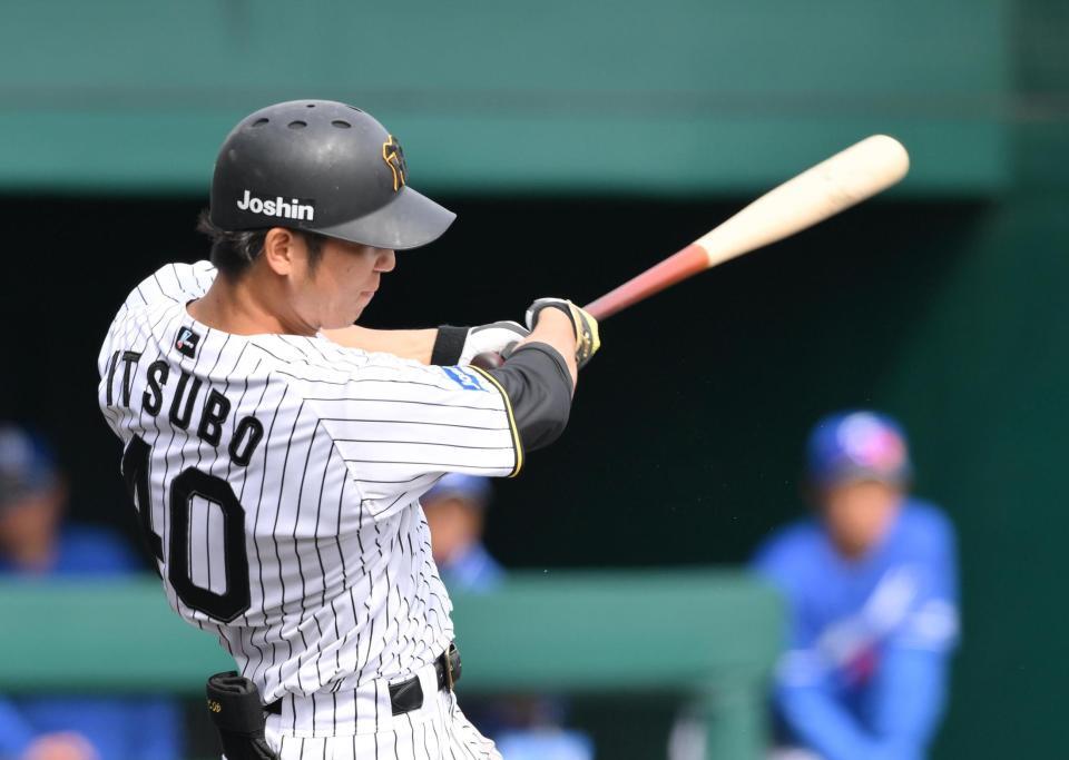 　６回、適時二塁打を放つ井坪（撮影・西田忠信）