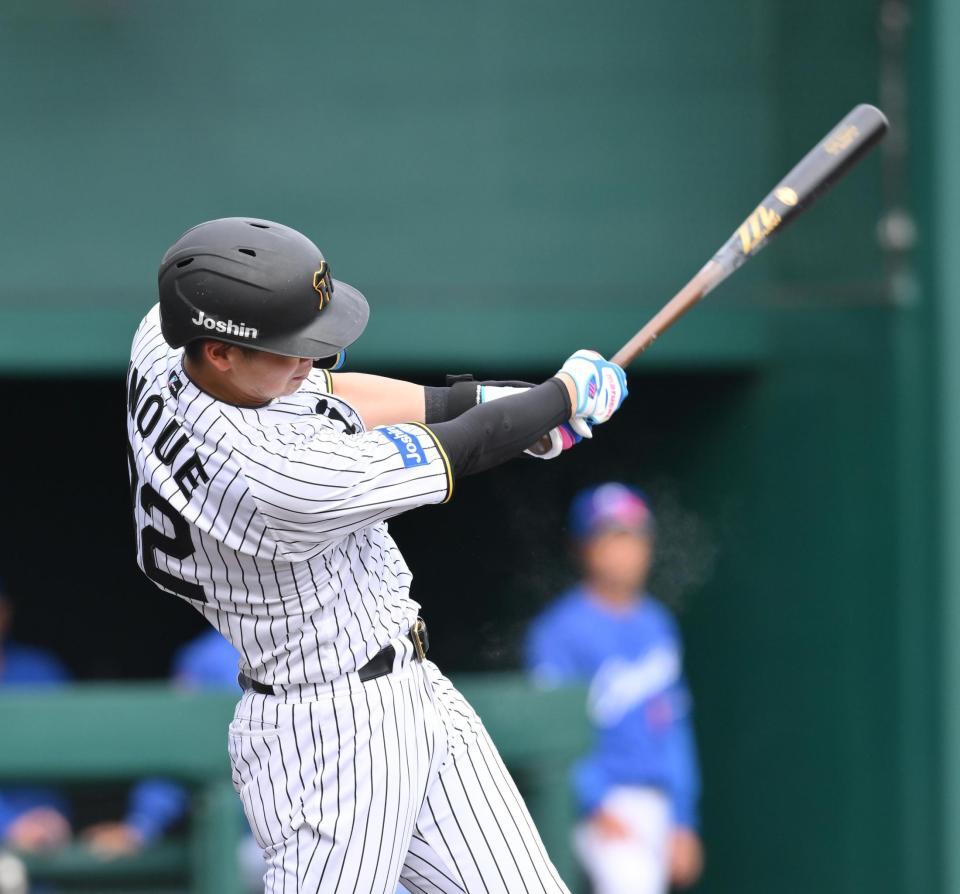 　９回、中前打を放つ井上（撮影・西田忠信）