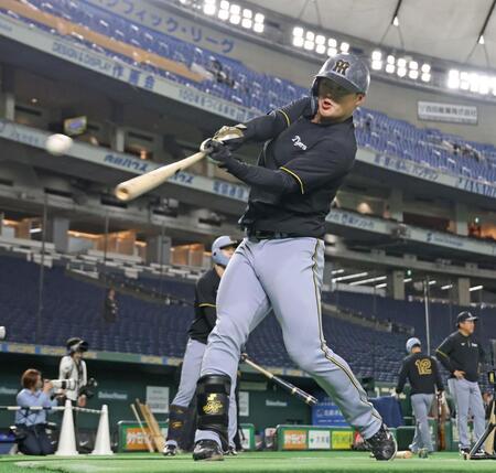 　打撃練習をする前川（撮影・中田匡峻）