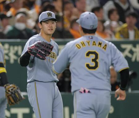 　１回、無失点に抑え、大山（右）とタッチを交わす門別（撮影・西岡正）