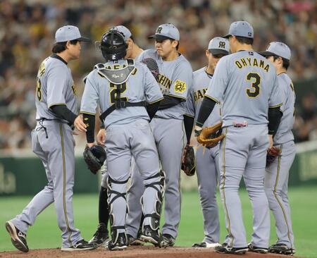 　５回、ピンチで門別（中央）の元へ集まる阪神ナイン（撮影・西岡正）