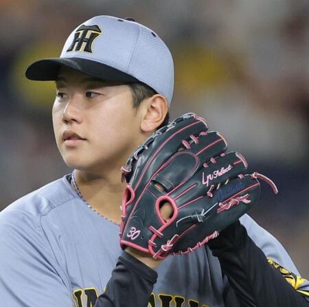 　刺しゅうの入った門別のグラブ（撮影・西岡正）