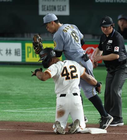 　７回、代打・増田大の送りバントで二走・ヘルナンデスが三塁でタッチアウト（撮影・金田祐二）