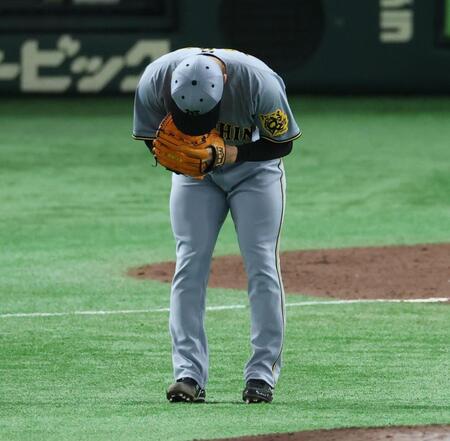 　７回、坂本を遊ゴロに仕留め安どの石井（撮影・金田祐二）