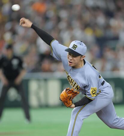 　７回に登板し力投する石井（撮影・西岡正）