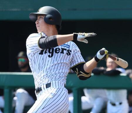 　２回、左翼スタンドへソロを放つ井坪（撮影・立川洋一郎）