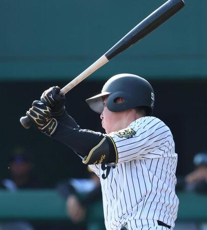 　８回、中前へ適時打を放つ長坂（撮影・立川洋一郎）