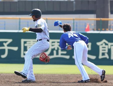 　５回、勝ち越し打を放って二塁へ向かう際に土田（右）と接触するヘルナンデス（撮影・立川洋一郎）