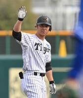 ６回、適時二塁打を放ち右手を挙げる井坪（撮影・西田忠信）