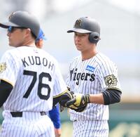 　１回、内野安打を放った井坪（右）＝撮影・西田忠信