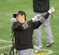 　ティー打撃を行う梅野（撮影・西岡正）