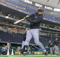 　打撃練習をする前川（撮影・中田匡峻）