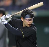 　打撃練習をする原口（撮影・中田匡峻）