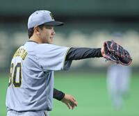 　２回を投げ終え、穏やかな表情でナインを迎える門別（撮影・中田匡峻）