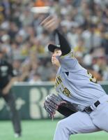 　巨人打線を相手に力投する門別（撮影・西岡正）