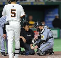 　６回、指を痛めた梅野（撮影・西岡正）