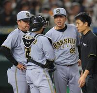 　６回、指を痛めた梅野（左）の所へ心配そうに駆けつける藤川監督（撮影・西岡正）