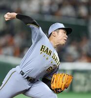 　７回、３番手で登板する石井（撮影・中田匡峻）