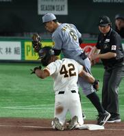 　７回、代打・増田大の送りバントで二走・ヘルナンデスが三塁でタッチアウト（撮影・金田祐二）