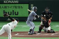 　４回、押し出し四球を選ぶ前川（撮影・金田祐二）