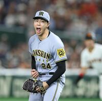 　６回、ピンチで甲斐を空振り三振に斬った工藤は雄たけびを上げる（撮影・中田匡峻）