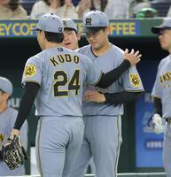 　６回、ピンチをしのいだ工藤（左）に肩を抱かれる門別（撮影・西岡正）