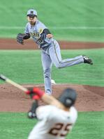 　２回、岡本（２５）を一飛に打ち取る門別（撮影・中田匡峻）