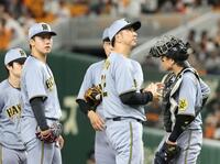 　６回、打席に甲斐を迎え、門別（左）を降板させる藤川監督（撮影・中田匡峻）