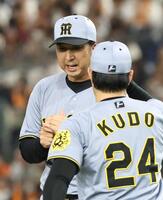 　６回、マウンドに上がる工藤（２４）に声をかける藤川監督（撮影・中田匡峻）