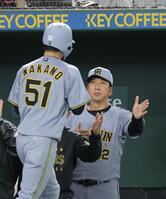 　４回、前川の押し出し四球で生還した中野（左）を迎える藤川監督（撮影・西岡正）