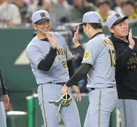 　巨人に３連勝し、岩崎（右）を笑顔で迎える藤川監督（撮影・西岡正）