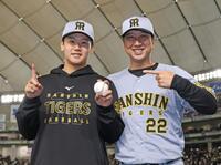 　プロ初勝利を挙げた門別（左）は藤川監督から祝福を受ける（撮影・中田匡峻）