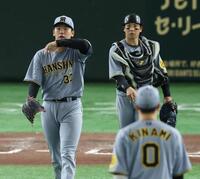 　６回、ピンチを迎え降板する門別（撮影・金田祐二）