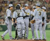 　５回、ピンチで門別（中央）の元へ集まる阪神ナイン（撮影・西岡正）