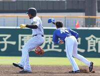 　５回、勝ち越し打を放って二塁へ向かう際に土田（右）と接触するヘルナンデス（撮影・立川洋一郎）