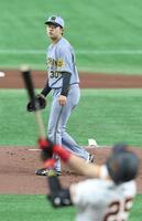 　２回、一飛に打ち取った岡本（２５）を見つめる門別（撮影・中田匡峻）