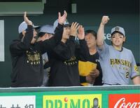 　プロ初勝利を挙げ、工藤（左）、梅野（右）と喜ぶ門別（撮影・西岡正）