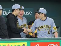 　プロ初勝利を挙げ、梅野（右）に祝福される門別（撮影・西岡正）