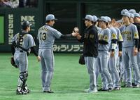 　岩崎からウイニングボールを受け取る門別（撮影・金田祐二）