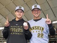 　プロ初勝利を挙げた門別（左）は藤川監督から祝福を受ける（撮影・中田匡峻）