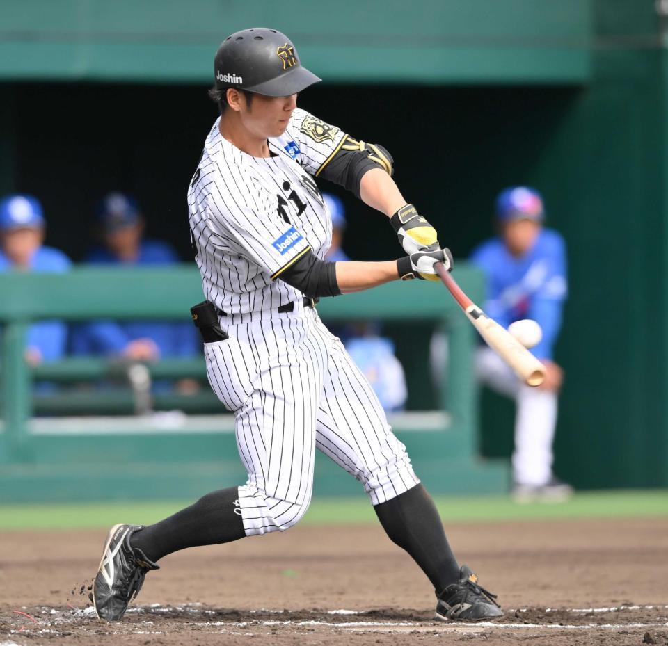 　６回、適時二塁打を放つ井坪（撮影・西田忠信）